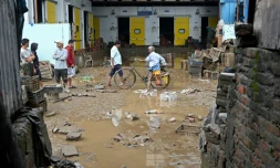 Une rue remplie de boue et jonchée de déchets à Katmandou, à la suite des inondations qui ont ravagé le Népal, le 29 septembre 2024