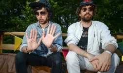 Gaspard Augé (d) et Xavier de Rosnay (g), membres du duo Justice, le 8 juillet 2017 à Belfort