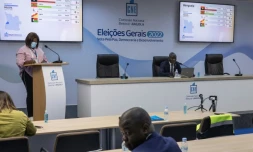 Des membres de la Commission électorale nationale (CNE) lors d'un point sur les résultats provisoires des élections générales, le 25 août 2022 à Luanda, en Angola