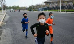 Des enfants dans une rue de Pékin, le 9 mai 2020