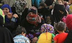 Des Irakiens qui ont fui les combats de Fallouja dans le village d'al-Azraqiyah, le 4 juin 2016