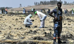 La police scientifique à la recherche d'éléments après le crash d'un avion d'Ethiopian Airlines près de Bishoftu, à 60 km au sud-est d'Addis Abeba, le 10 mars 2019