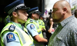 Policiers et manifestants opposés au Partenariat transpacifique face à face à Auckland le 4 février 2016