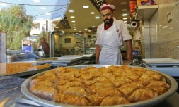 Un plateau de friandises  syriennes présentées le 28 octobre 2017 dans la pâtisserie de Mazen Obeido, un réfugié syrien, qui a ouvert une boutique à Irbid au nord de la Jordanie