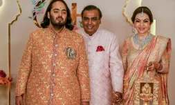 Le magnat Mukesh Ambani (c) et son épouse Nita Ambani (d) arrivent à la cérémonie de mariage de leur fils Anant (g), le 12 juillet 2024 à Bombay, en Inde