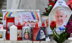 Des chandelles, des fleurs et un portrait du pape François déposés devant l'hôpital où se trouve le souverain pontife le 24 février 2025 à Rome
