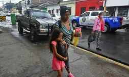 La Cubaine Diana Guzman et sa petite-fille Brianna, dans une rue de Comayaguela, le 15 juin 2022 au Honduras