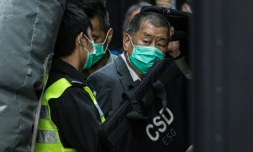 Le magnat de la presse Jimmy Lai (D) escorté devant la Cour d'appel final de Hong Kong le 1er février