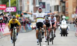 Julian Alphilippe lève les bras trop tôt sur la ligne d'arrivée aux côtés du Slovène Primoz Roglic, finalement vainqueur, de Liège-Bastogne-Liège, le 4 octobre 2020