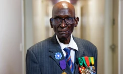 Le tirailleur sénégalais Yoro Diao, vétéran des guerres d'Indochine et d'Algérie au service de la France, dans son studio à Bondy, le 18 avril 2023 en Seine-Saint-Denis