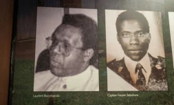Un portrait de l'ex-préfet rwandais Laurent Bucyibaruta (g) au mémorial du génocide de Murambi, le 21 avril 2022 à Nyamagabe, au Rwanda