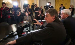 Le ministre de l'Intérieur belge Jan Jambon (G) et le gouverneur de la province de Flandre occidentale Carl Decaluwe, donnent une conférence de presse sur le rétablissement des contrÎles à la frontiÚre franco-belge, le 23 février 2016 à Bruxelles