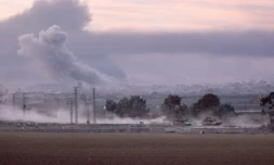 Des colonnes de fumée s'élÚvent depuis la bande de Gaza, le 10 décembre 2023