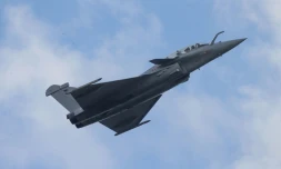 Un Rafale en vol le 22 mai 2016 lors du meeting aérien de Biscarrosse