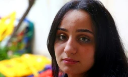 Islam Maytat, âgée de 23 ans et originaire du Maroc, pose pour une photo dans la ville majoritaire kurde de Qamishli dans le nord de la Syrie le 13 avril 2017, après avoir échappé au groupe de l'État islamique