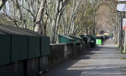 Les stands des bouquinistes fermés sur les quais de la Seine, le 20 mars 2020