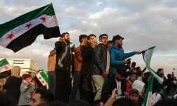 Des Syriens célèbrent la chute du président Bachar al-Assad sur la place des Omeyyades à Damas, le 20 décembre 2024