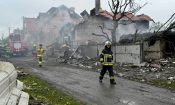 Des pompiers sur les lieux d'une attaque russe qui a endommagé des maisons près de Kiev, en Ukraine, le 25 mai 2025
