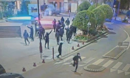Capture d'écran des images de vidéosurveillance de la mairie de Fresnes, diffusée par le maire le 28 mars 2026, montrant des intrus cagoulés devant la mairie de Fresnes dans la nuit du 28 mars 2026