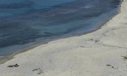 Une femme bronze sur une plage déserte de l'île de Mykonos, en Grèce, le 12 mai 2020
