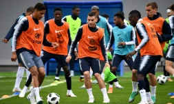Séance soutenue pour Raphaël Varane (g) et les Bleus, au stade  de Glebovets à Istra, le 12 juin 2018, à 4 jours du match contre l'Australie