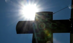 Boire, mouiller son corps, rester au frais... Alors que la France s'apprête à vivre un lourd épisode de canicule à partir de lundi, des gestes de prévention élémentaires s'imposent, particulièrement pour les plus fragiles
