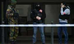 Des policiers et un soldat belges, duran l'audition de Mohamed Abrini, au palais de justice de Bruxelles, le 14 avril 2016.