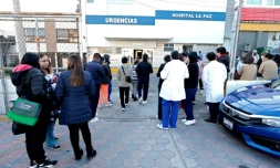 Des personnes attendent à l'extérieur après l'évacuation d'un hôpital en raison d'un séisme à Puebla, au Mexique, le 2 janvier 2026