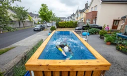 Le nageur paralympique irlandais Leo Hynes s'entraĂźne devant sa maison de Tuam, le 18 juin 2020