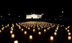 Des bougies en hommage aux infirmières décédées du Covid-19 depuis le printemps 2020 devant la Maison Blanche, le 13 janvier 2022 à Washington, 