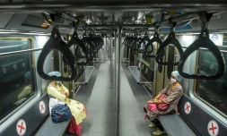 Des employées de la compagnie indienne de chemin de fer dans un wagon du métro de Calcutta lors d'un test avant la réouverture au public le 9 septembre 2020