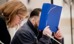 Arrivée de l'ancien infirmier Niels Högel, accusé du meurtre d'au moins cent patients, au tribunal d'Oldenbourg, le 30 octobre 2018.