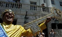 Le "Roi Momo", recoit les clefs de la ville, ouvrant les festivités du carnaval de Rio, le 5 février 2016