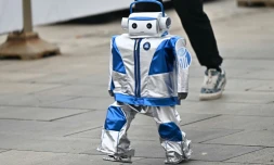 Un robot participe au semi-marathon des robots humanoïdes à Pékin, le 19 avril 2025