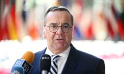 Le ministre allemand de la Défense, Boris Pistorius, fait une déclaration à son arrivée à une réunion du Conseil de défense au siège de l'UE à Bruxelles, le 20 mai 2025