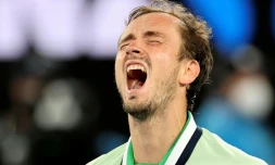 Le Russe Daniil Medvedev réagit après un point contre le Canadien Felix Auger-Aliassime lors de leur quart de finale à l'Open d'Australie de tennis à Melbourne, le 26 janvier 2022.