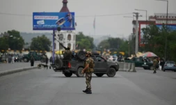 Un personnel de sécurité afghan sur une route à Kaboul le 20 juillet 2021