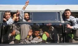 Des Palestiniens qui étaient emprisonnés par Israël arrivent en bus à Khan Younès, dans le sud de la bande de Gaza, après leur libération, le 1er février 2025