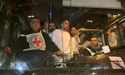 Des détenus palestiniens libérés par Israël à leur arrivée à l'hôpital européen de Khan Younès, dans le sud de la bande de Gaza, le 27 février 2025