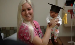 Sur cette photo transmise par le Sharp Mary Birch Hospital for Women & Newborns, une infirmière tient Saybie le jour de sa sortie de l'hôpital de San Diego