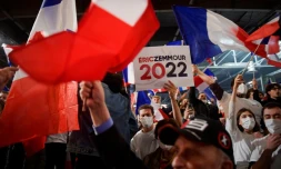 Des sympathisants du candidat d'extrĂȘme droite Ă la prĂ©sidentielle Eric Zemmour rassemblĂ©s pour son premier meeting de campagne, le 5 dĂ©cembre 2021 Ă Villepinte