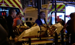 Un blessé évacué du Bataclan le 13 novembre 2015 à Paris