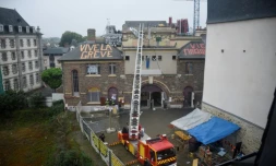 La grand échelle des pompiers déployée pour déloger des opposants à la loi travail juchés sur les toit d'une salle municipale à Rennes, le 13 mai 2016
