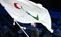 Andrew Parsons, président du Comité international paralympique (CIP), tient le drapeau paralympique, le 5 septembre 2021 à Tokyo
