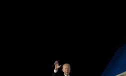 Le président américain Joe Biden embarque sur Air Force One à l'aéroport d'Edimbourg en Ecosse, le 2 novembre 2021