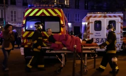 Une victime des attaques de Paris évacuée par des pompiers, le 13 novembre 2015