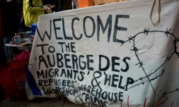 La banderole d'accueil de "l'Auberge des Migrants", le 22 février 2016, dans le hangar de l'association à Calais