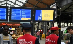 Des employés de la SNCF assistent les voyageurs le 13 juin 2018 à la gare de Saint-Lazare où le trafic est totalement interrompu
