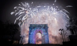 La campagne de Paris-2024 projetée en 3D et illuminée par les feux d'artifice sur l'Arc de Triomphe, le 1er janvier 2017