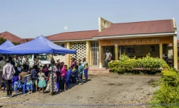 Des patients attendent devant le centre de santé Afia Himbi à Goma, le 15 juillet 2019